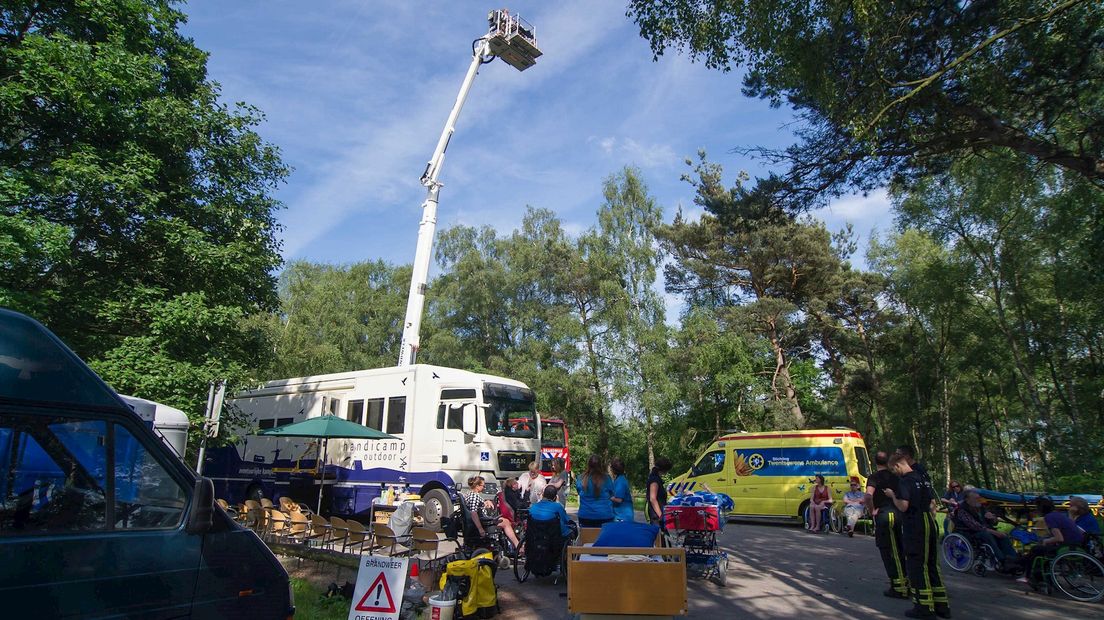 Helga van de Wal gaat de lucht in met een hoogwerker