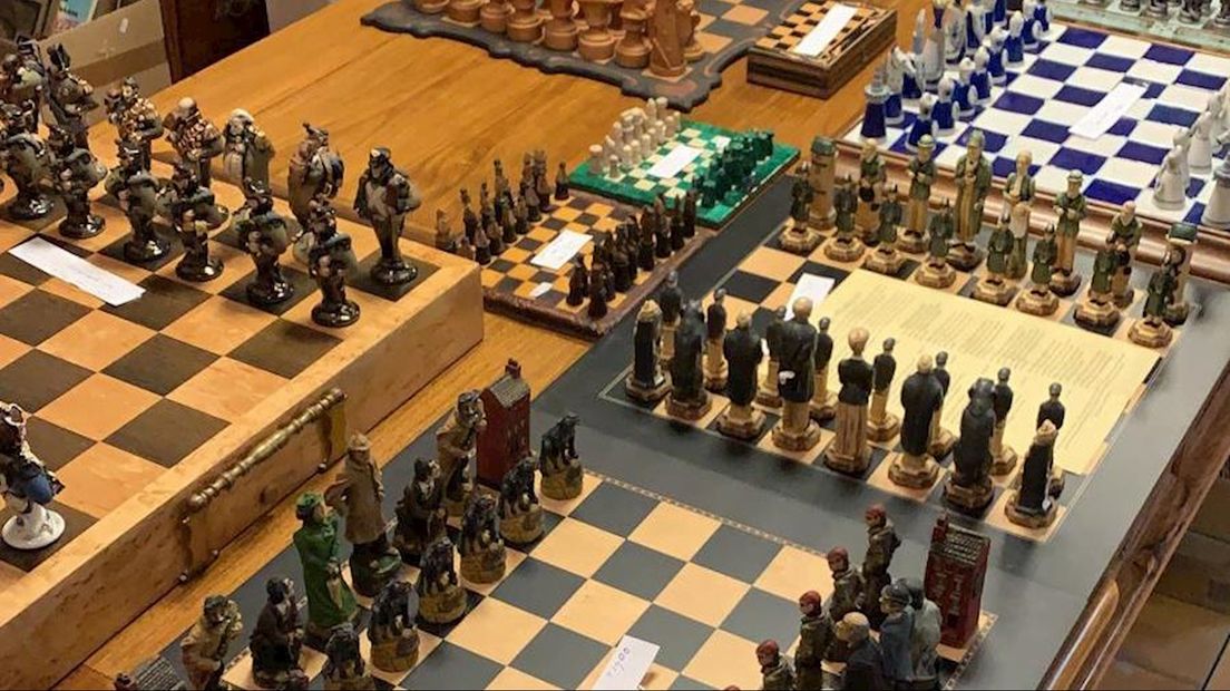 Nauwkeurigheid Verdampen Middeleeuws Een bijzondere verzameling schaakspellen in Hengelo: schaakstukken van  kamelenbeen - RTV Oost