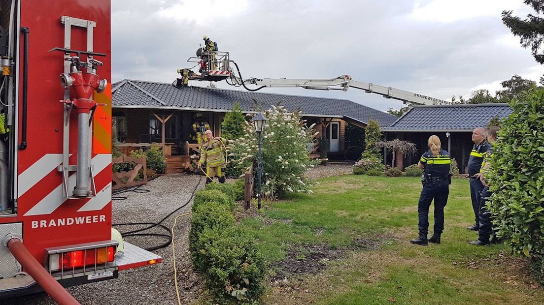 De brandweer voorkwam dat het chalet volledig uitbrandde