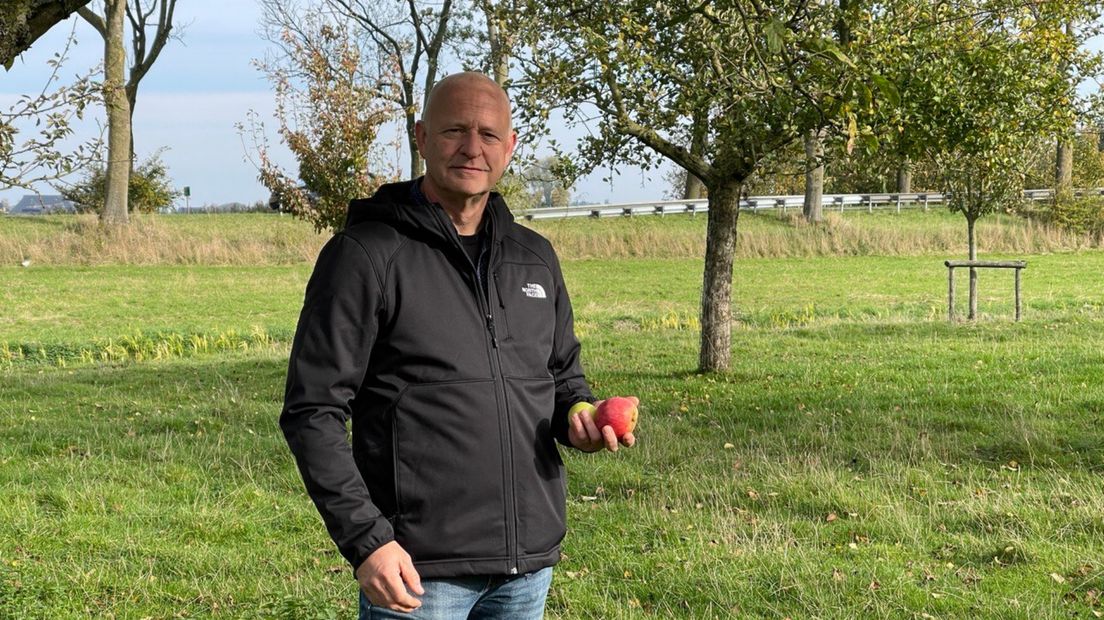 Schrijver Rogier Verhagen in de boomgaard bij Borg Verhildersum in Leens