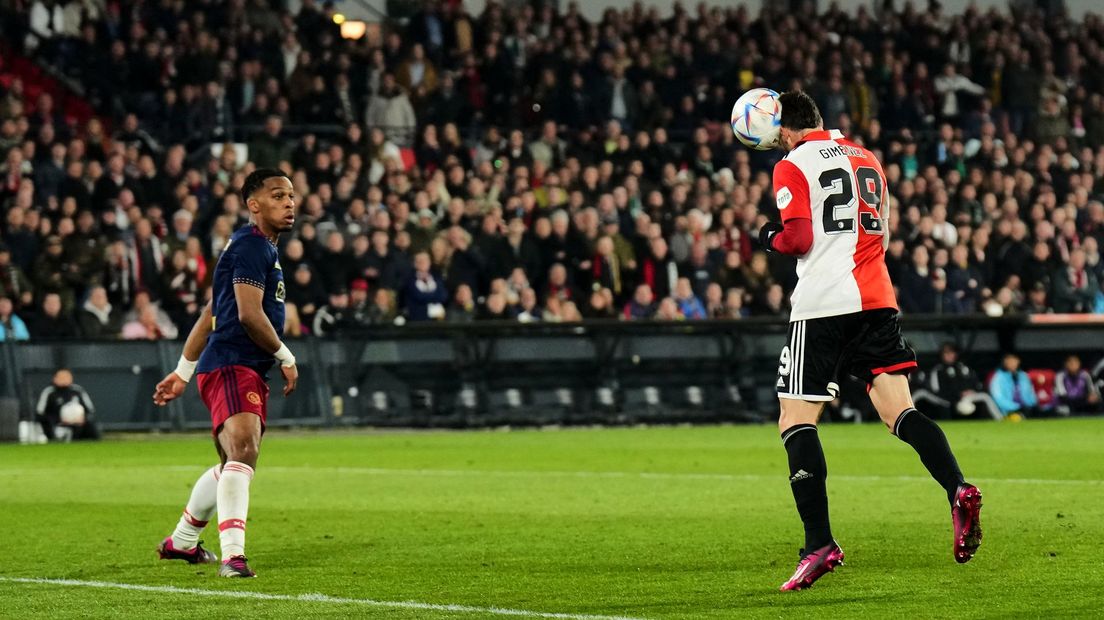 22 Aanhoudingen Na Incidenten Bij Feyenoord-Ajax; Meerdere Vakken ...