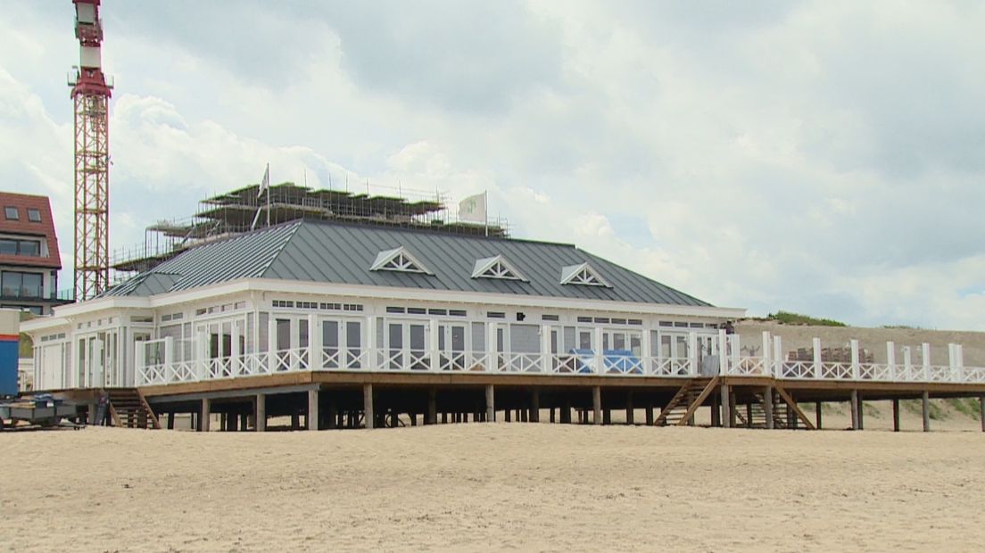 Het nieuwe strandpaviljoen Cariole op het strand van Cadzand