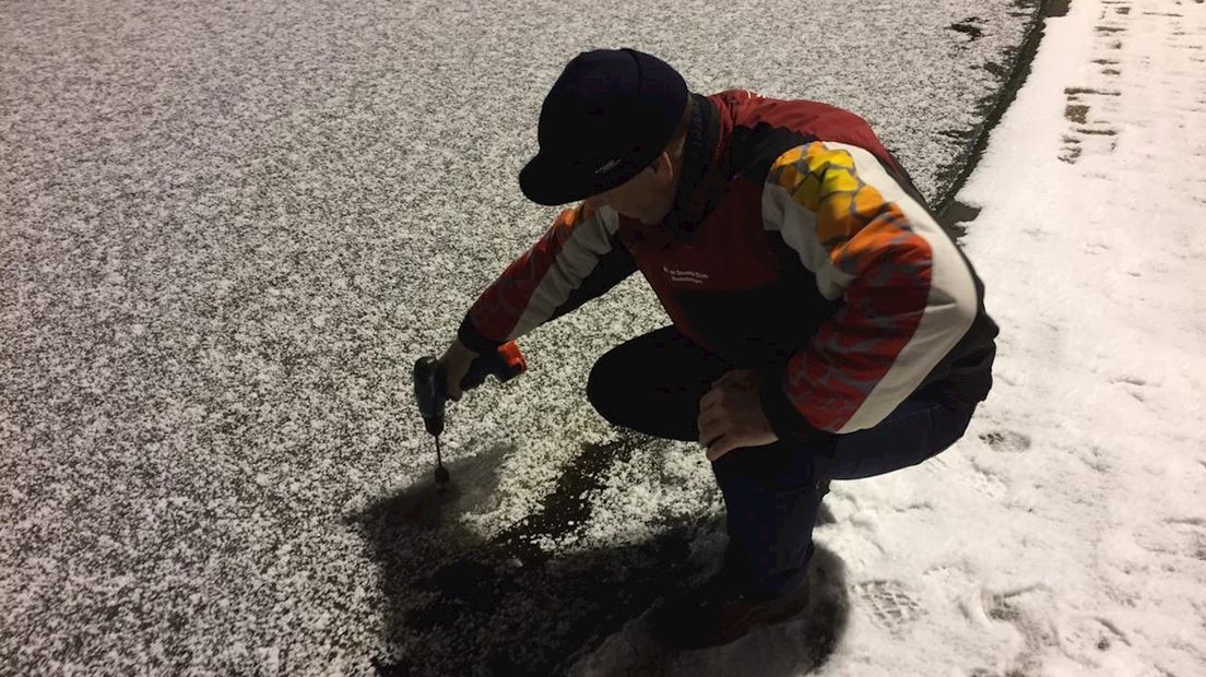 In alle vroegte wordt de ijsdikte gemeten in Haaksbergen