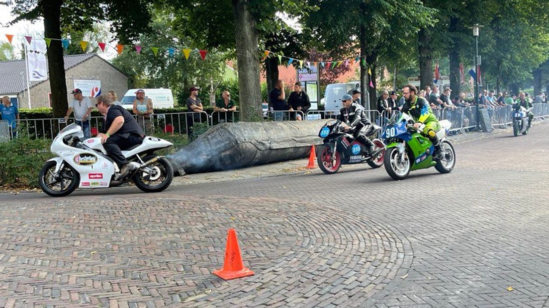 Historische motoren door de straten van Vlagtwedde zaterdag