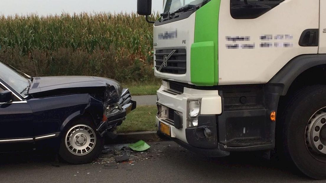 Auto botst op vrachtwagen in Staphorst