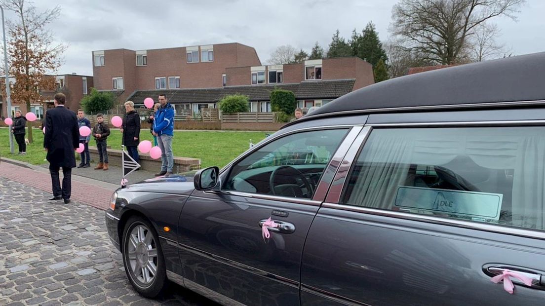 Kinderen in Steenwijk nemen afscheid van Jolé