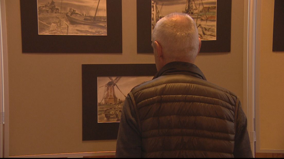 Arie van der Zwan kijkt naar de unieke prenten op de expositie