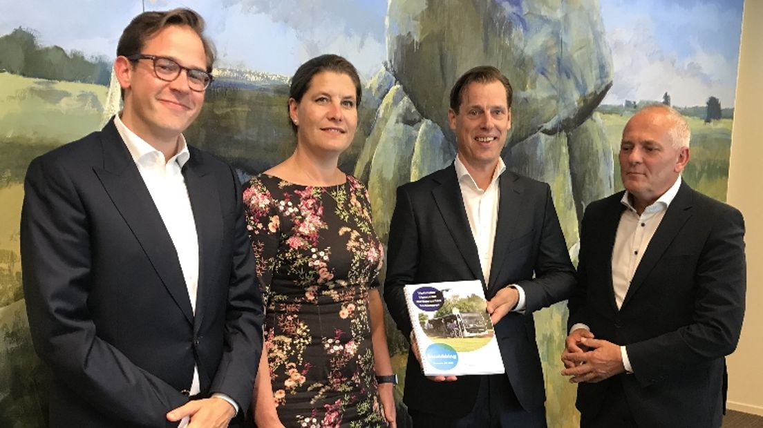 Directeur Gerrit Spijksma van Qbuzz (derde van links) is blij met het winnen van de aanbesteding (Rechten: Serge Vinkenvleugel/RTV Drenthe)