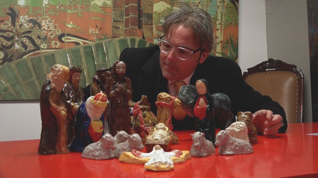 Ridder Bas met de keramieken kerstgroep