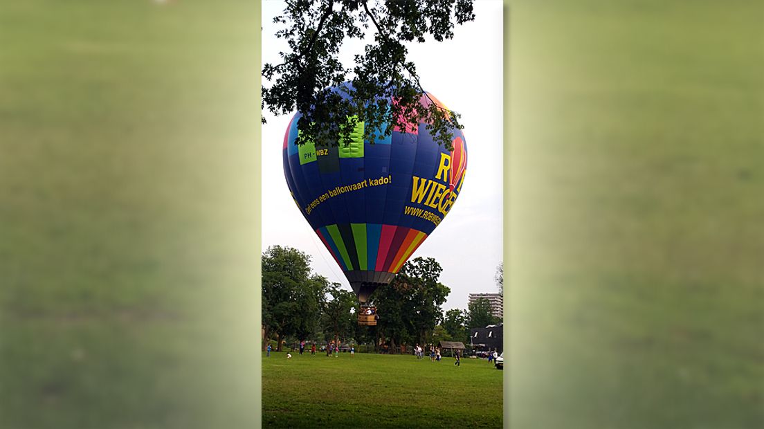 De luchtballon steeg op in park Transwijk in Utrecht.