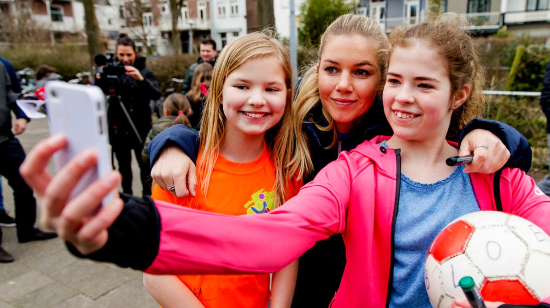 Hoogendijk met twee jonge fans.