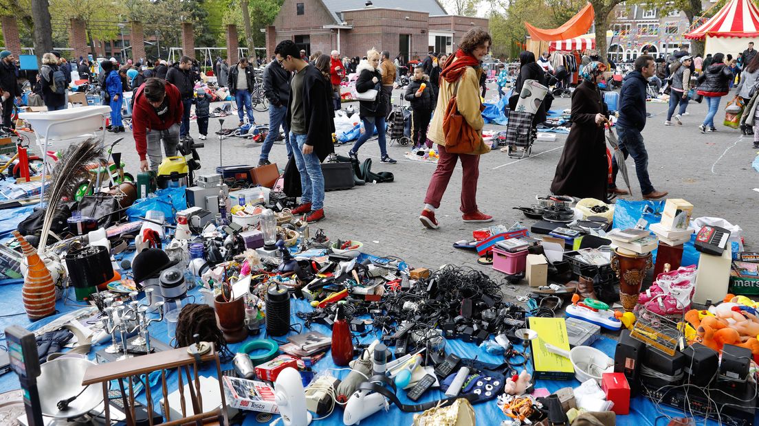 De wapens waren te koop op de vrijmarkt op Koningsdag (Rechten: Bas Czerwinski/ANP)