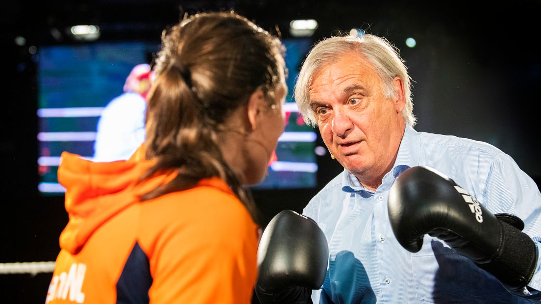 André Bolhuis spart met boksster Nouchka Fontijn tijdens zijn afscheid als NOC*NSF-voorzitter.
