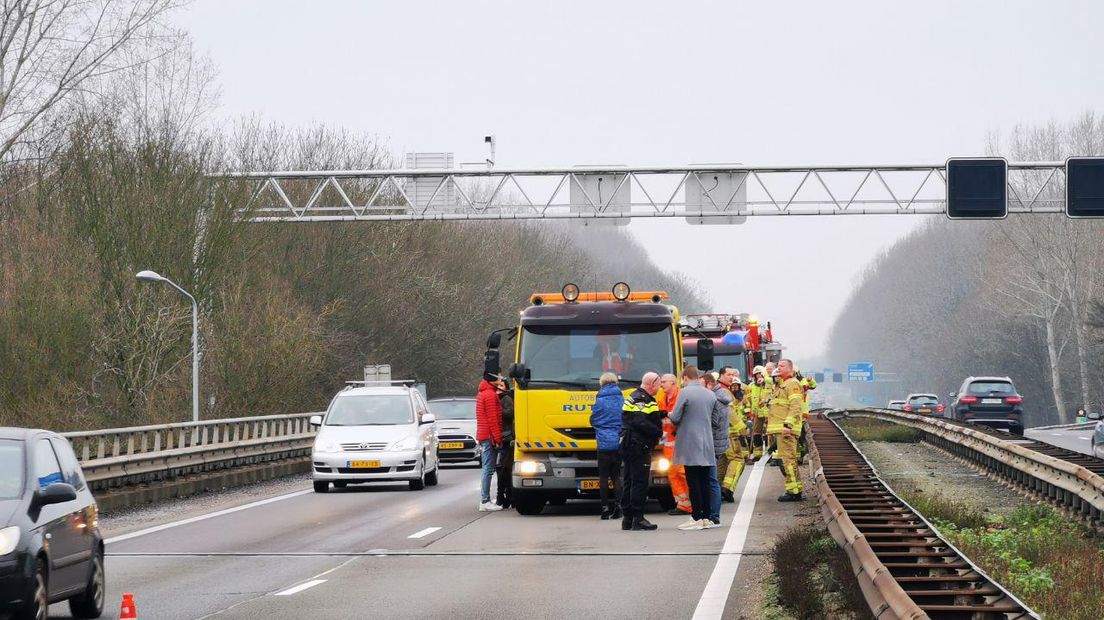 Een ongeluk op de A12 richting Zevenaar en Duitsland zorgde donderdagmiddag voor flinke vertraging. De linkerrijbaan was dicht, maar is inmiddels weer open. Vier auto's botsten op elkaar.