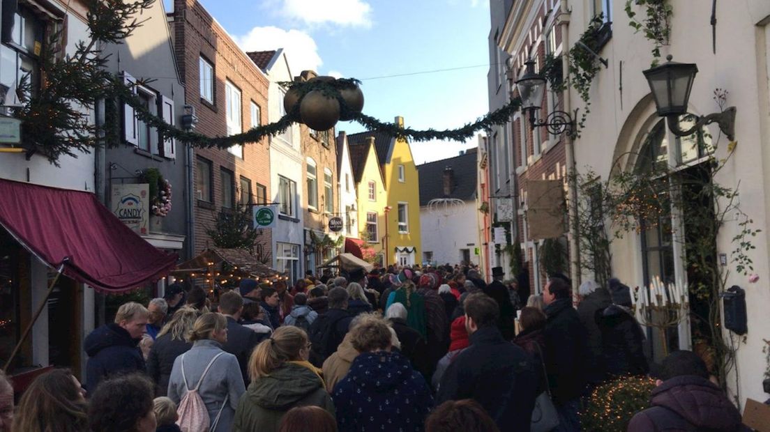 Grote drukte in de Deventer straten tijdens Dickens Festijn