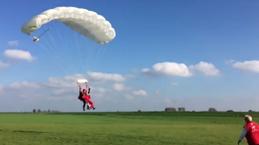 Bejaarde parachutespringer raakt schoenen kwijt boven Zeeland
