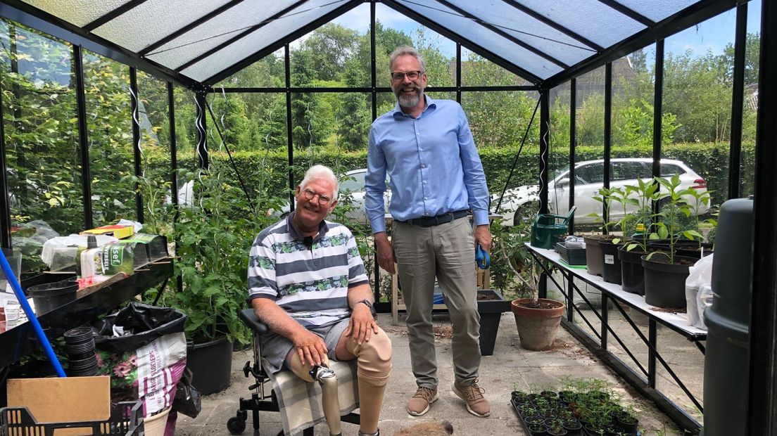 Henk van Donk en Sybrand van Dijk in de kas bij hun huis in Roderwolde