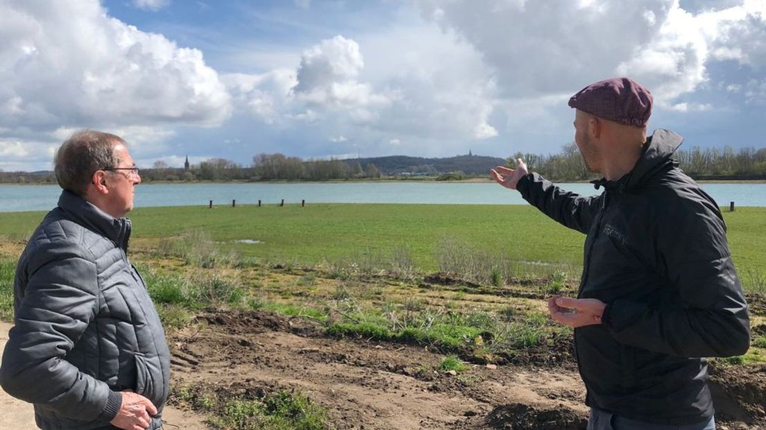 Emiel Stuyt (rechts) en Ad Grob bij locatie drijvend zonnepark