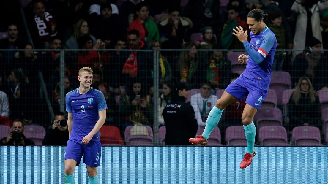 Virgil van Dijk juicht nadat hij Oranje op 3-0 heeft gezet tegen Portugal.