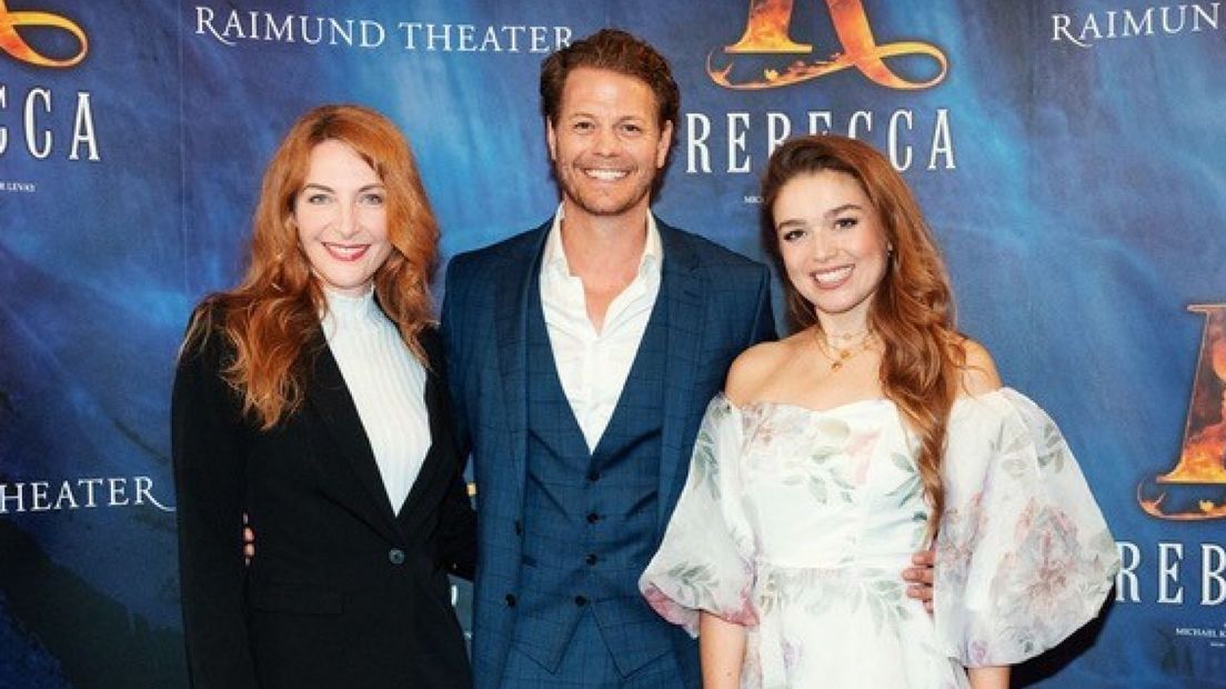 Nienke Latten (rechts) speelt de hoofdrol in de musical Rebecca