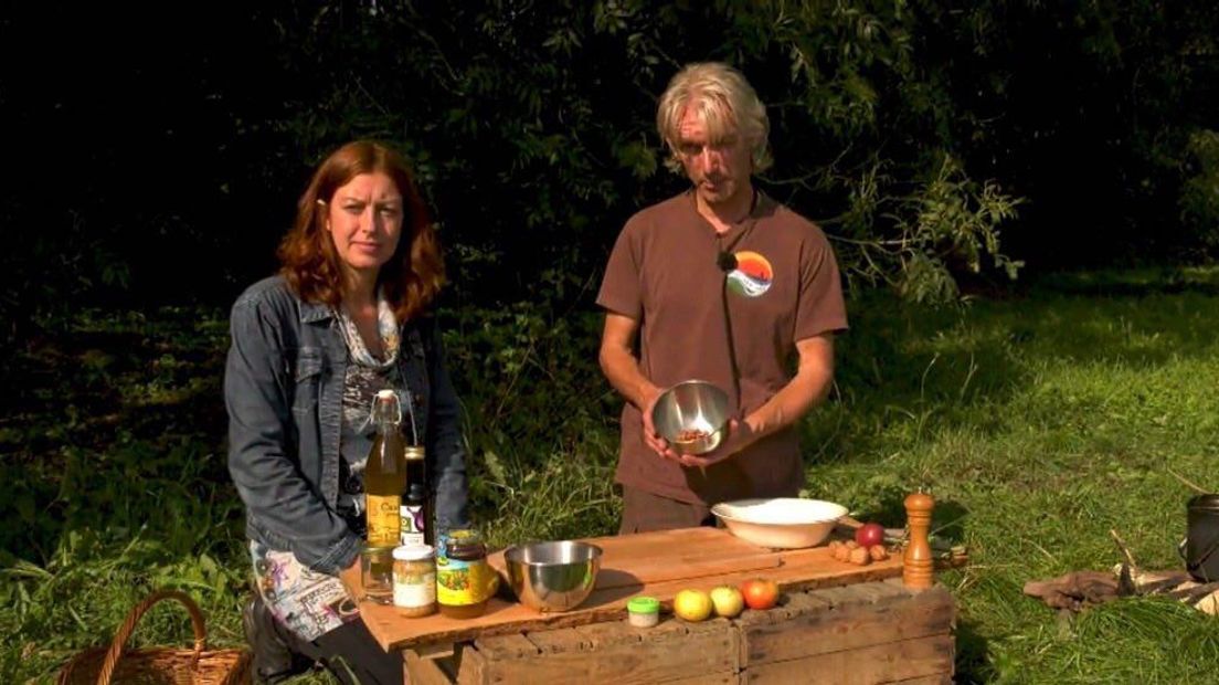 WIldplukster Leah Groeneweg en natuurkok Tim Horneman bereiden de salade (Rechten: RTV Drenthe)
