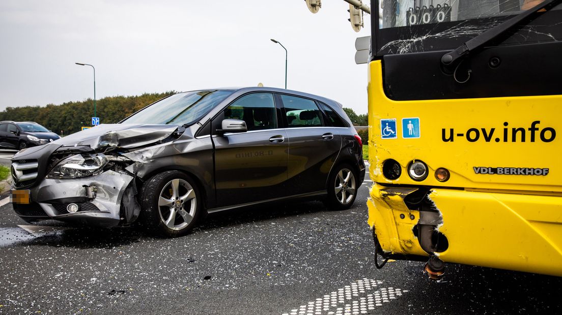 Bus en auto botsen in De Bilt