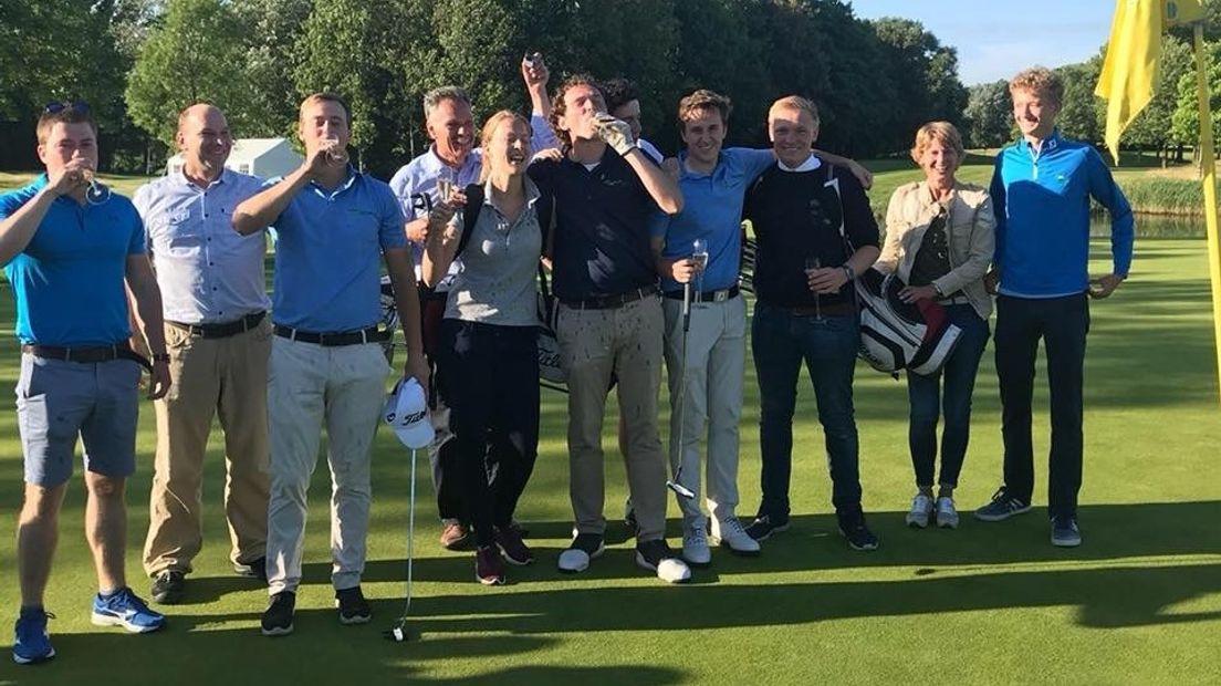 Golfers Grevelingenhout halen tienduizend euro op voor KWF - Omroep Zeeland