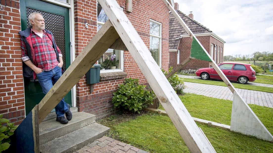 Een inwoner van Loppersum voor zijn versterkte woning