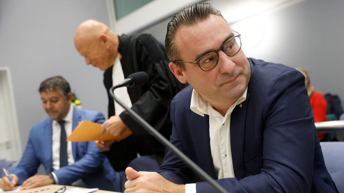 Richard de Mos met op de achtergrond Rachid Guernaoui (l) en advocaat Peter Plasman