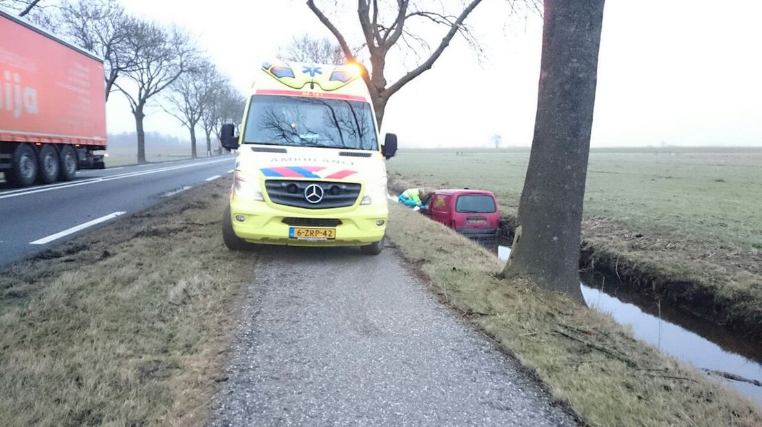 Auto in sloot bij eenzijdig ongeluk in Scheerwolde