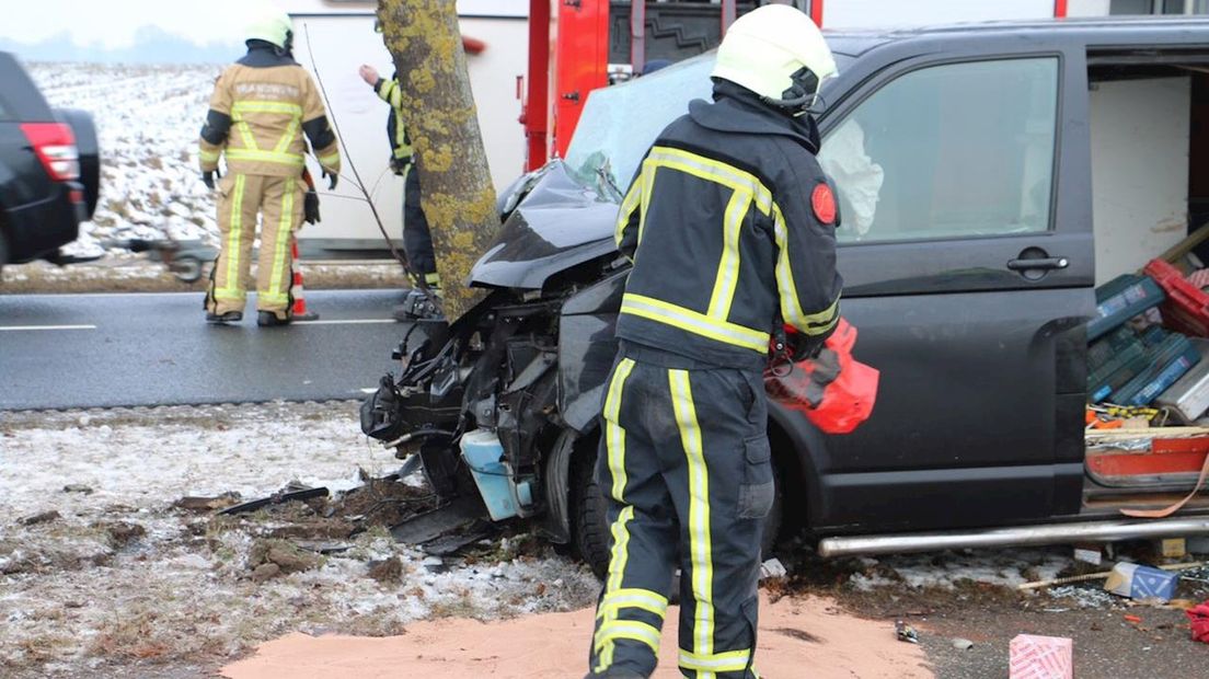Busje botst op boom in Reutum
