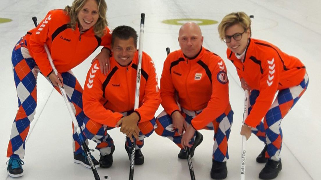 Het Nederklandse team met Danny van den Berg (2e van links) en Willem van der Steeg (2e van rechts)