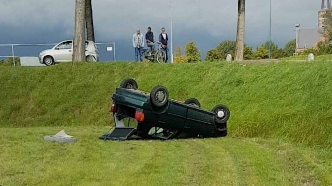 Auto over de kop: vijf gewonden