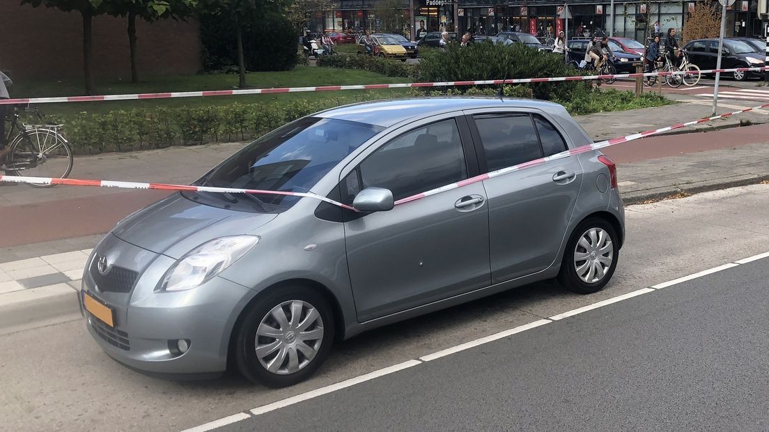 De beschoten auto, met in een van de portieren een kogelgat