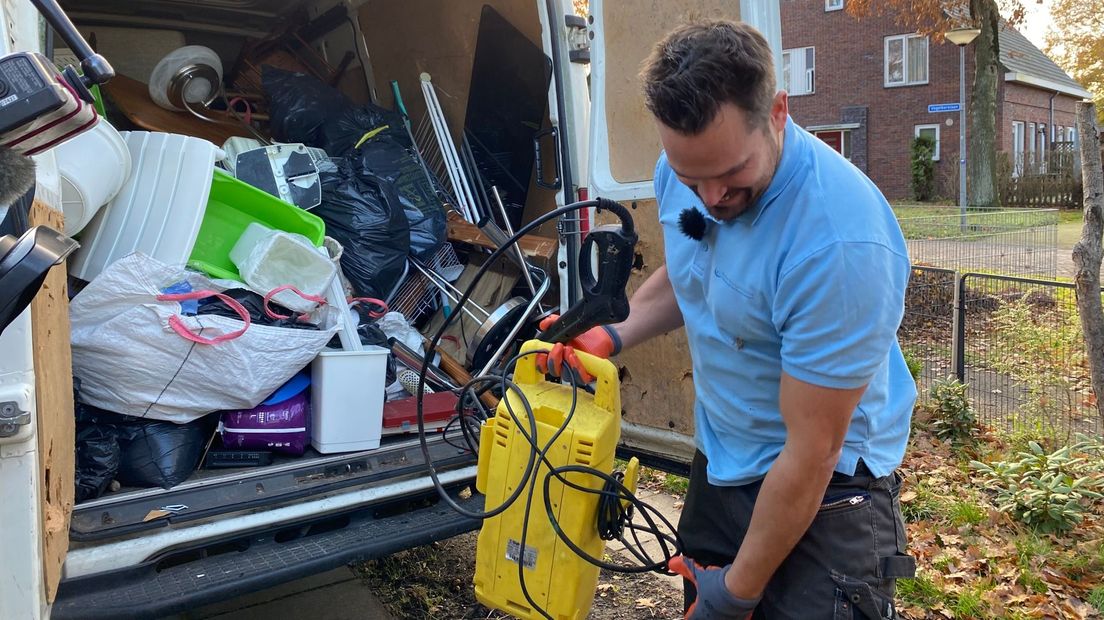 Ron Slaats bij zijn werkbus vol met spullen uit ontruimde woningen