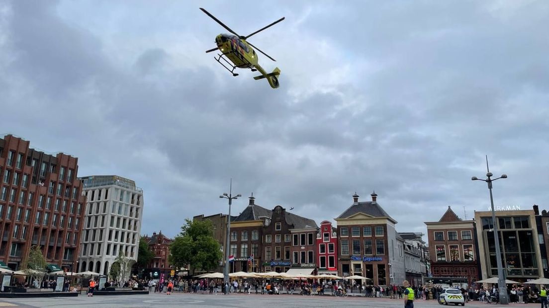 De traumahelikopter stijgt op vanaf de Grote Markt