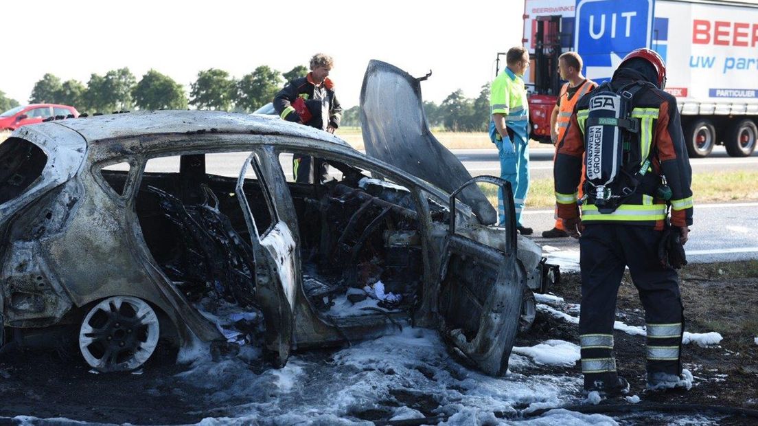 De uitgebrande auto na de kop-staart botsing op de A7