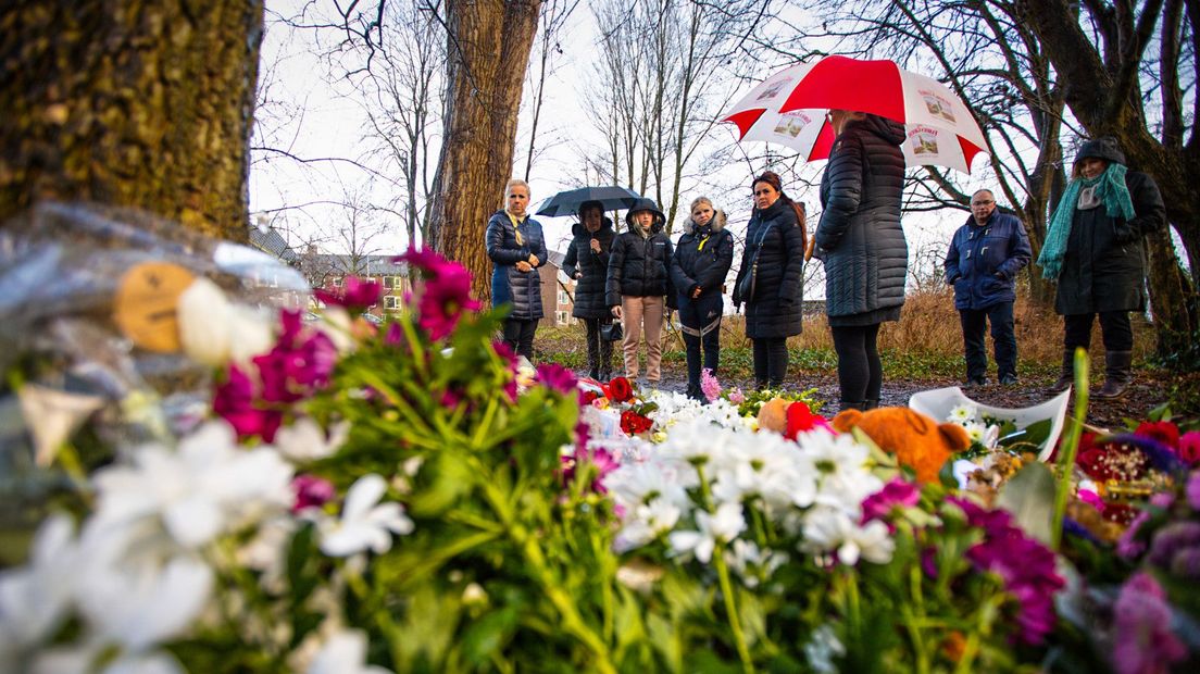 Mensen brengen een eerbetoon aan de omgebrachte tiener Esmee