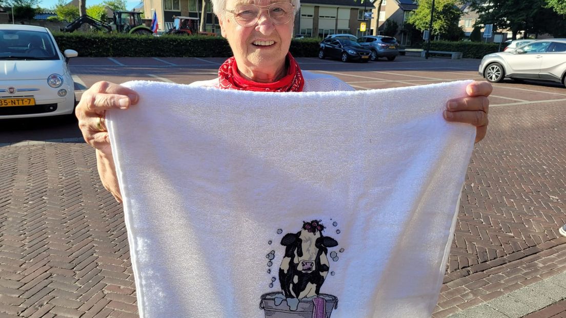 Wil Zwemer met haar zelf geborduurde handdoek