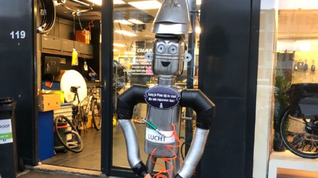 De vrolijke fietspomp voor de winkel