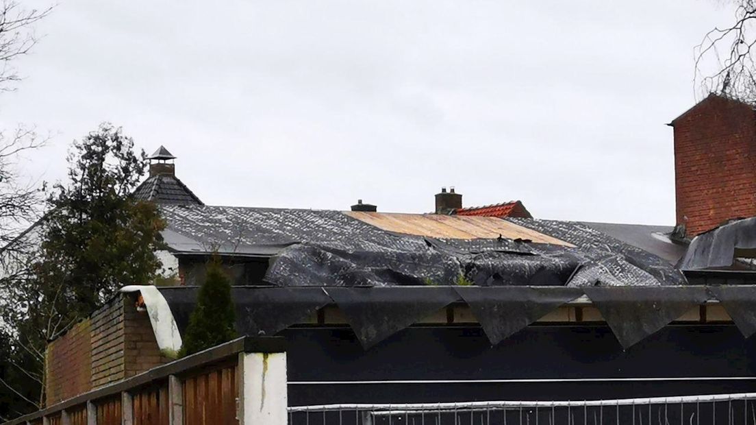 Stormschade door storm Dennis: dakleer waait van dak af in Hengelo