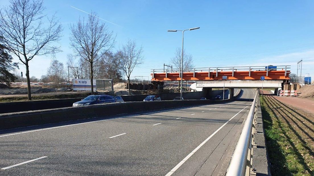 De tijdelijke brug over de N35 bij Zwolle