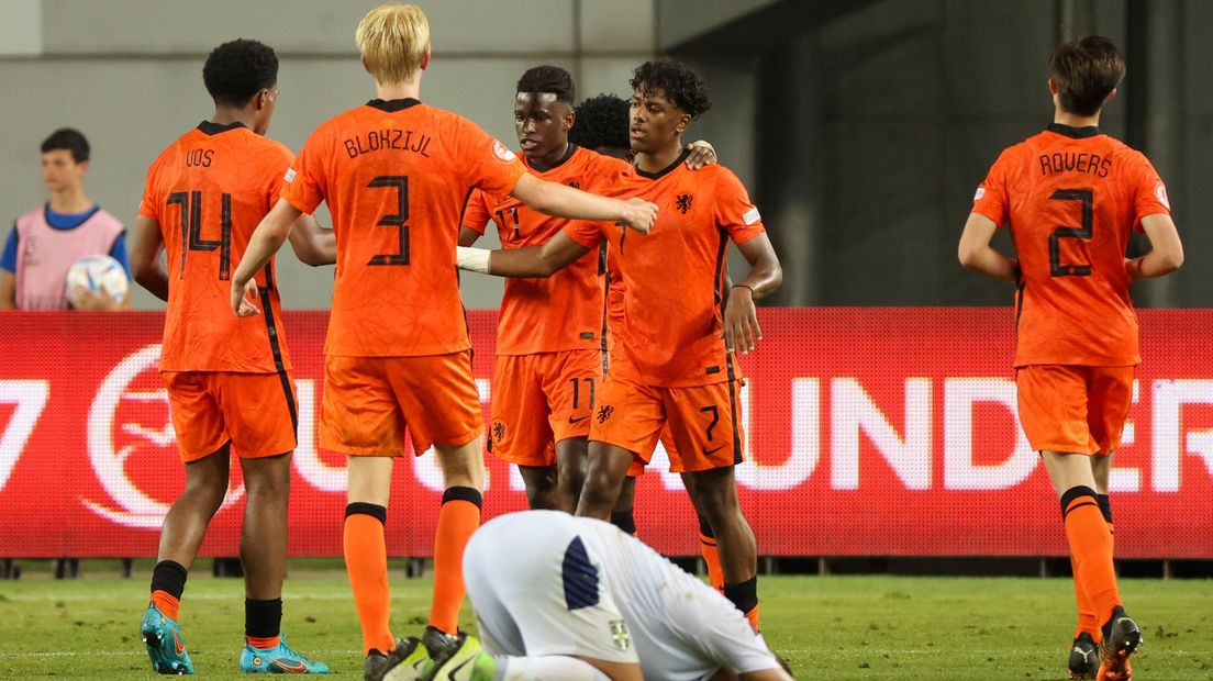 Thijmen Blokzijl viert een van de Oranje-goals met zijn ploeggenoten