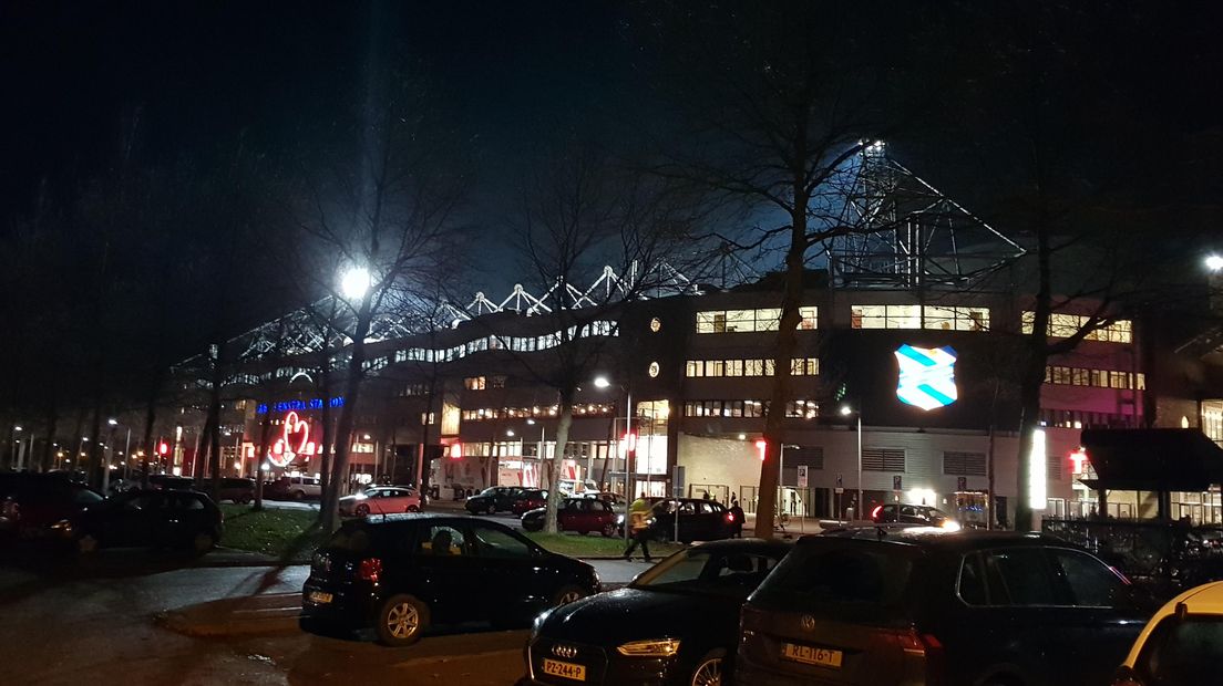 Vitesse heeft vrijdagavond bij Heerenveen de vijfde nederlaag op rij geleden. De Arnhemmers begonnen nog goed aan het duel met een 0-2 voorsprong, maar verloren wederom. De crisis is nu compleet en het is afwachten wat er nu met trainer Leonid Slutskiy gebeurt.