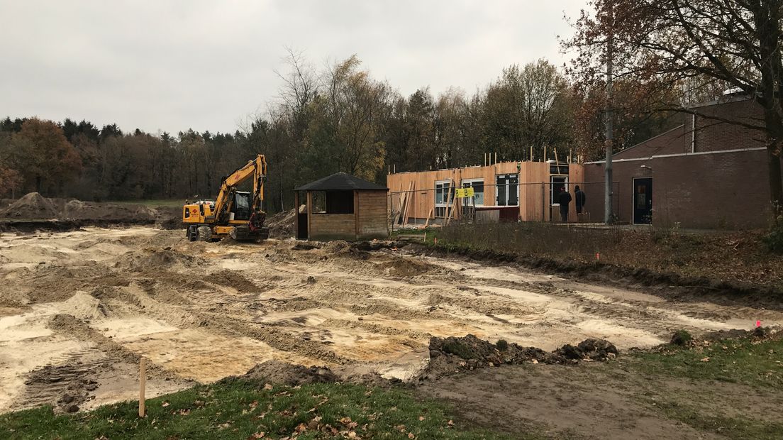 Naast het dorpshuis in Gasselte komt een nieuwe parkeerplaats (Rechten: Margriet Benak / RTV Drenthe)