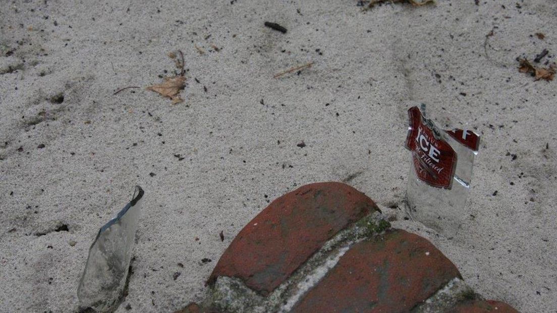 Kapotte flessen in zandbak basisschool Geesteren