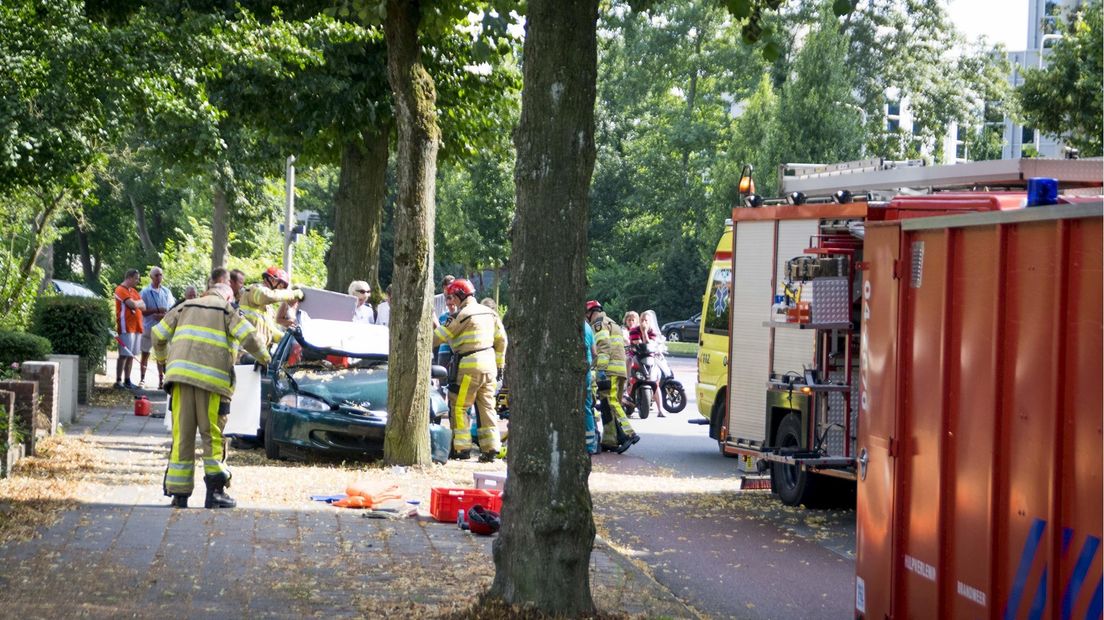 Automobilist raakt gewond na botsing tegen boom in Deventer