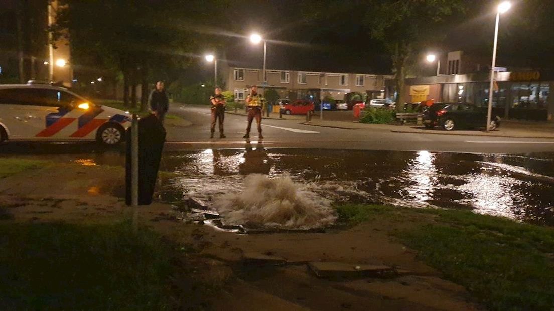 Gesprongen waterleiding in de Woolderesweg