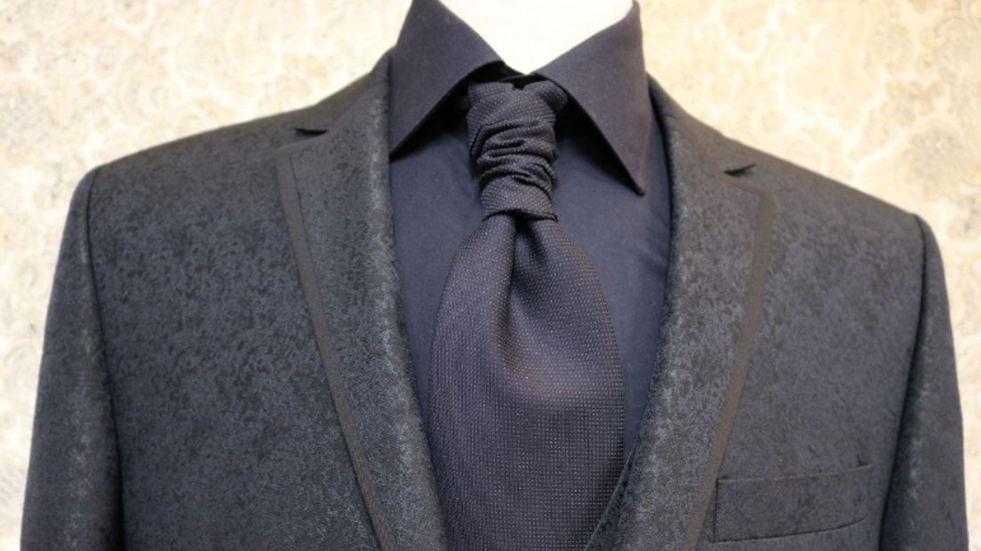 Het pak van Nuis, maar dan met een stropdas (Rechten: Dylan de Lange / RTV Drenthe)