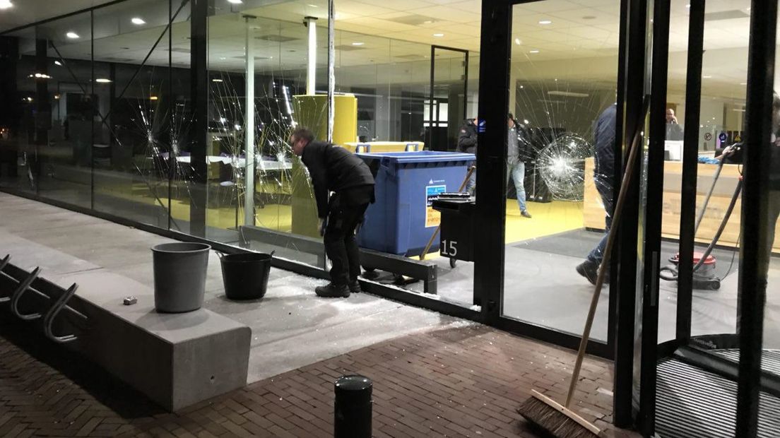 Vier ramen zijn kapotgemaakt (Rechten: Jeroen Willems/RTV Drenthe)